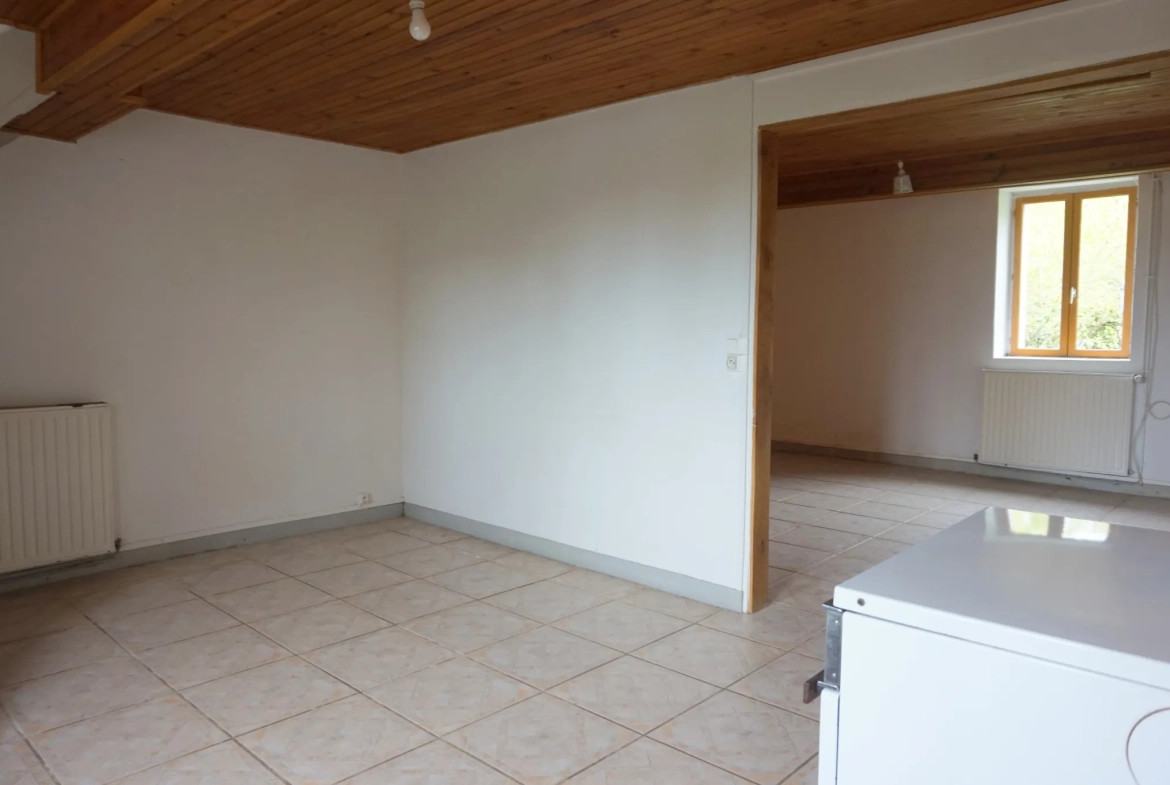 Maison de village à rafraîchir de 89 m² à Millay avec terrains et garage 
