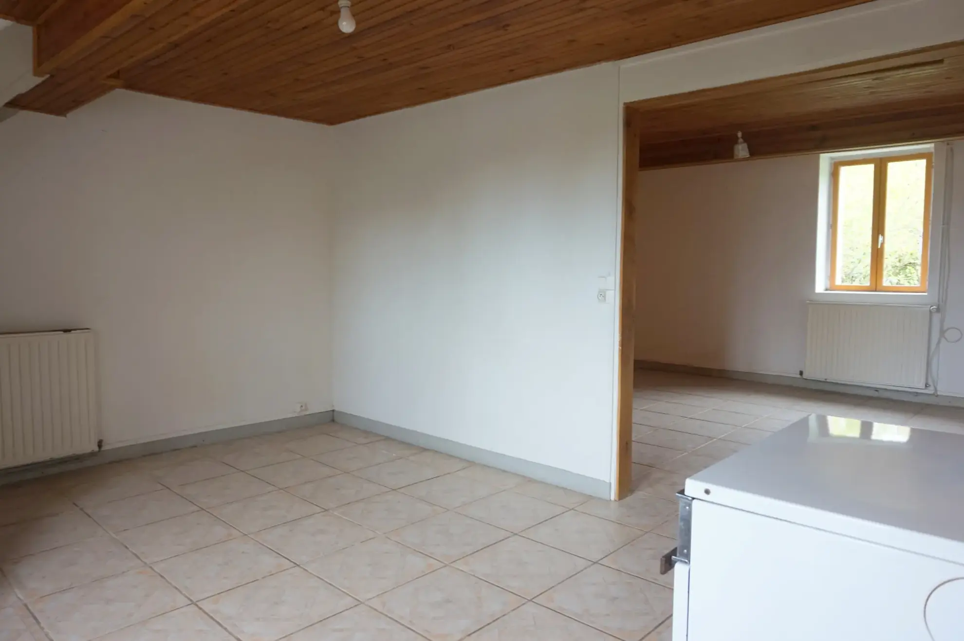 Maison de village à rafraîchir de 89 m² à Millay avec terrains et garage 