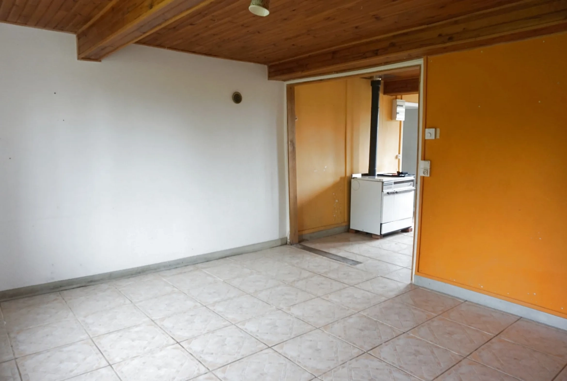 Maison de village à rafraîchir de 89 m² à Millay avec terrains et garage 