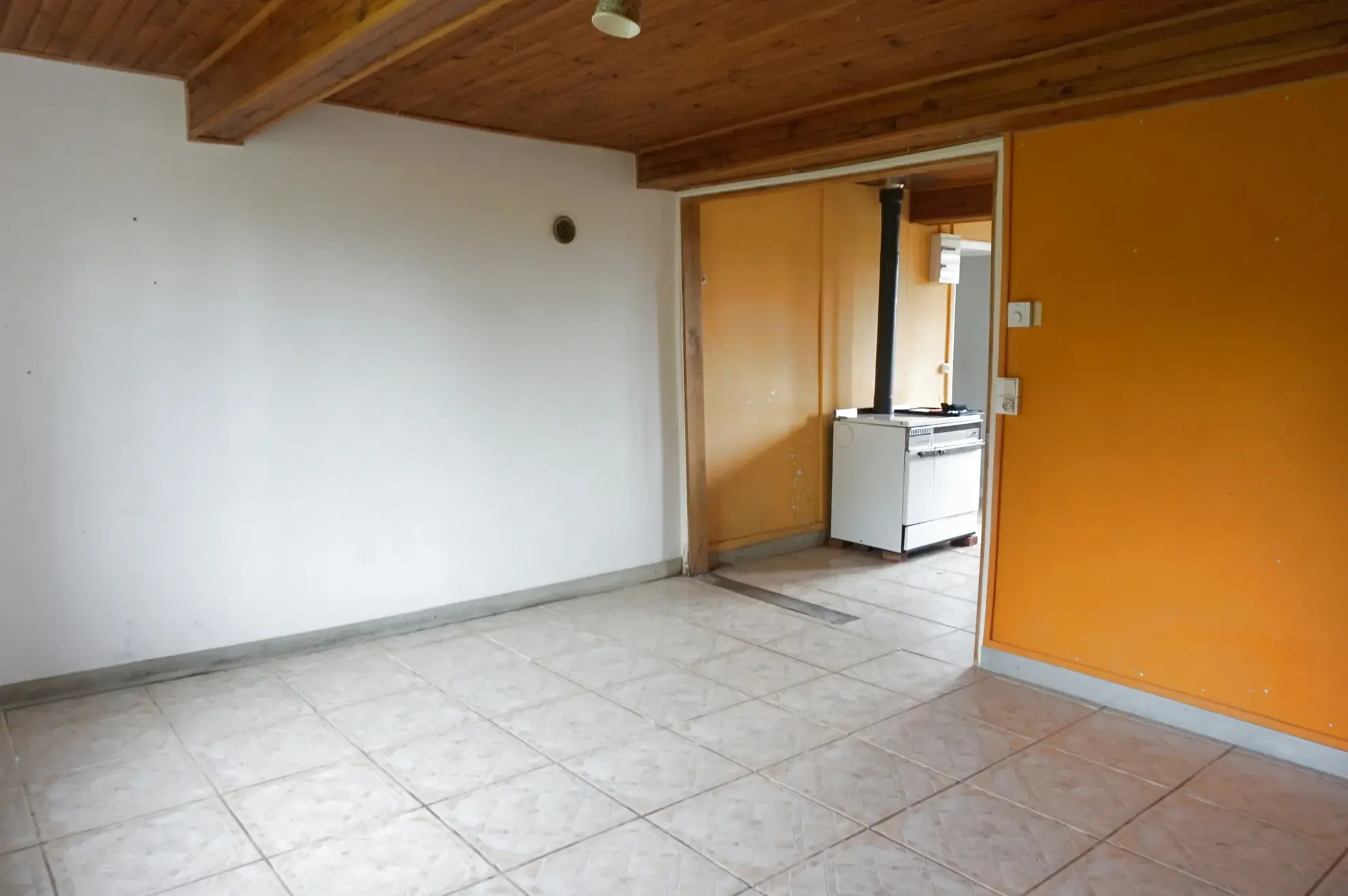 Maison de village à rafraîchir de 89 m² à Millay avec terrains et garage 