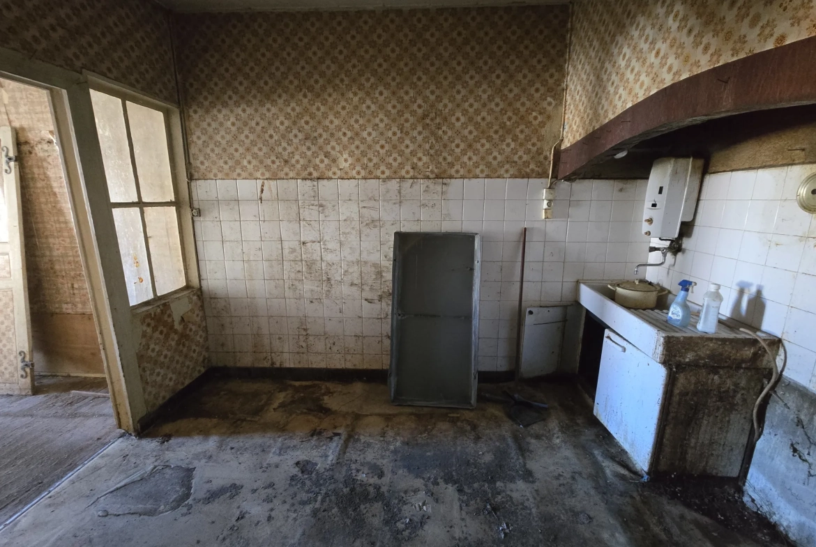Maison de ville à rénover de 130 m² à Tournay, centre-ville, bon potentiel d'investissement 