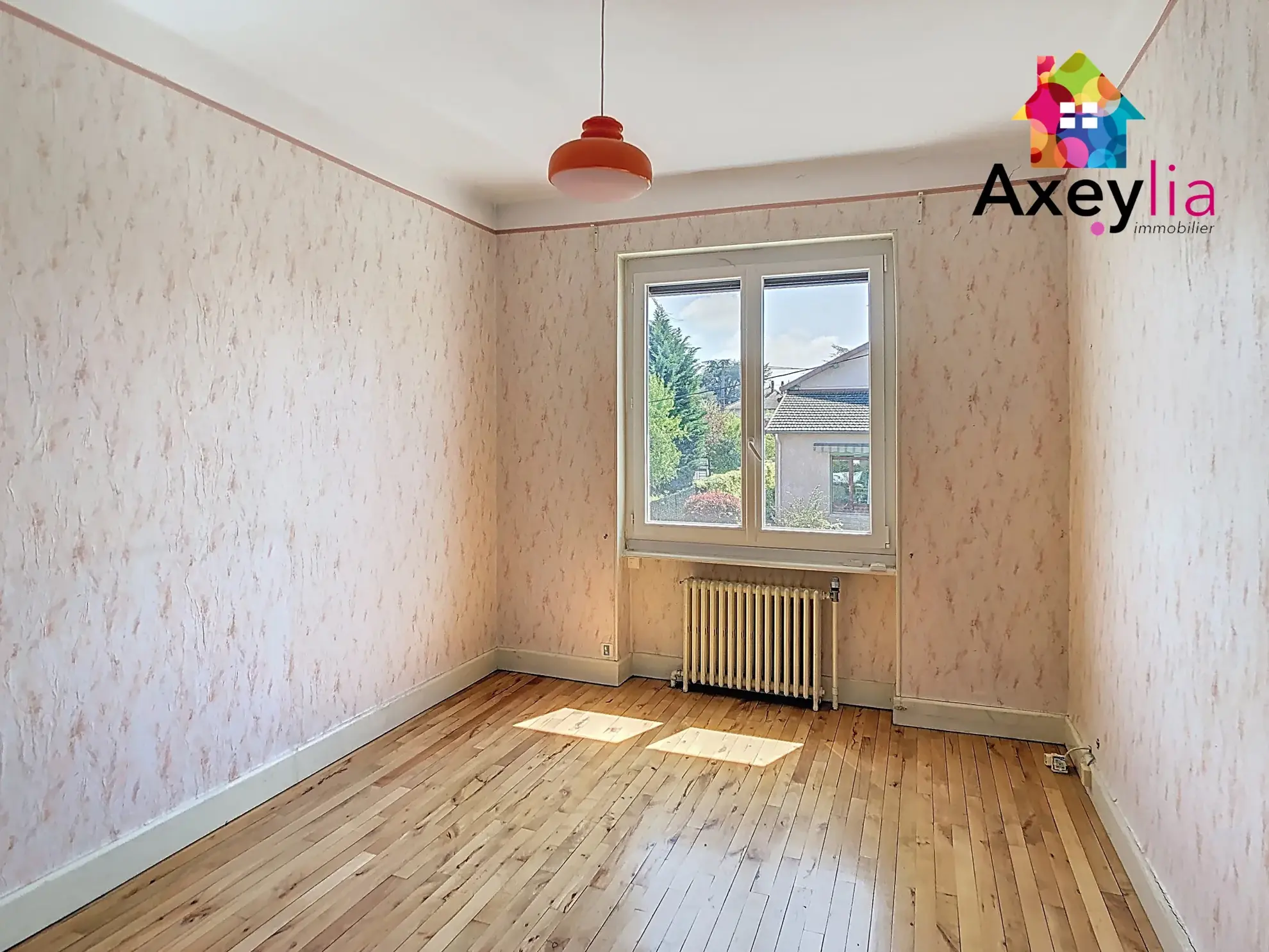 Maison spacieuse à Riorges avec 6 chambres et terrain de 888 m² 