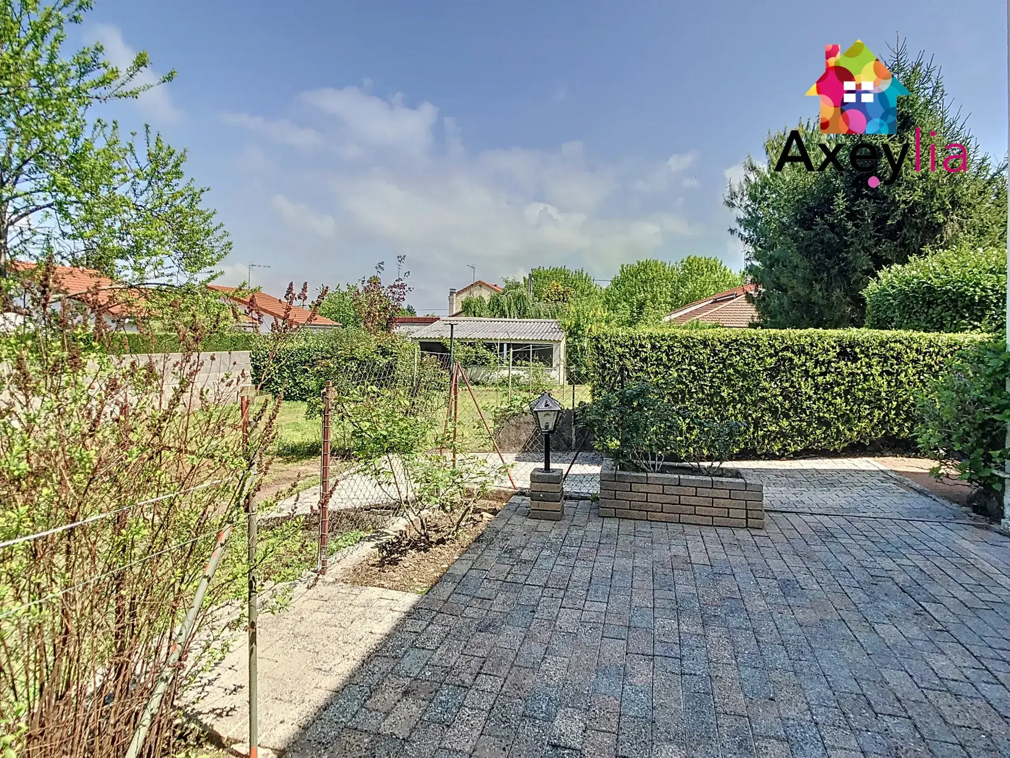 Maison spacieuse à Riorges avec 6 chambres et terrain de 888 m² 