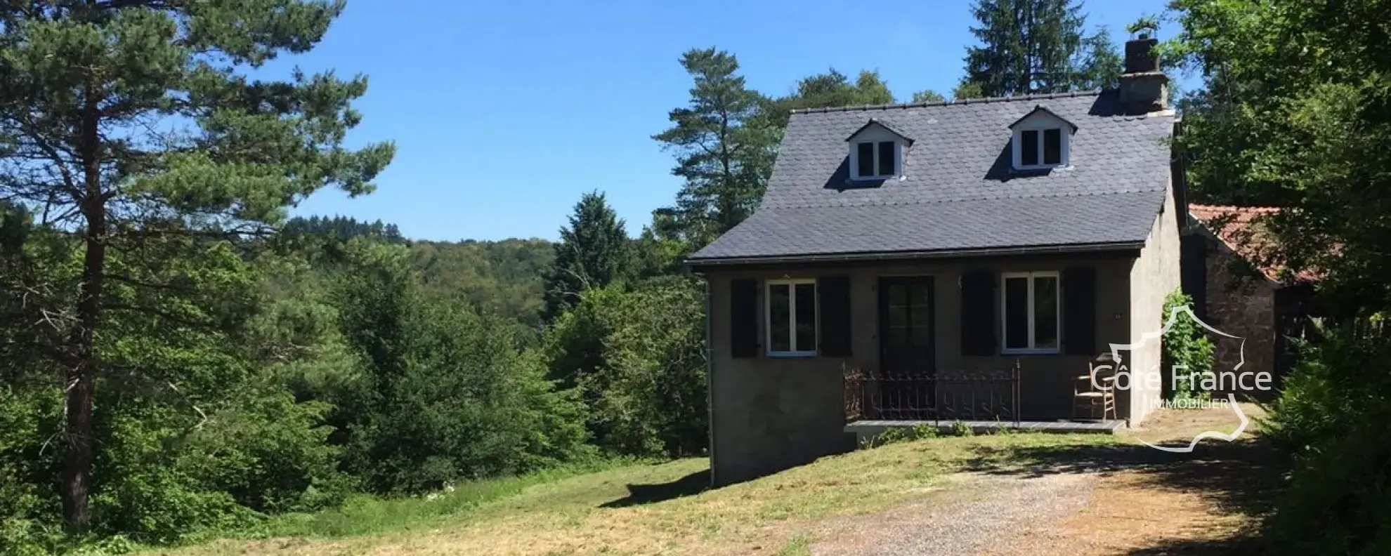 Maison rénovée avec jardin et grange en pierre en Dordogne à vendre 
