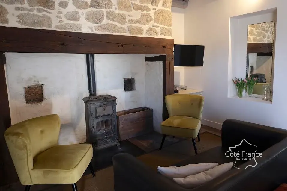 Maison rénovée avec jardin et grange en pierre en Dordogne à vendre 