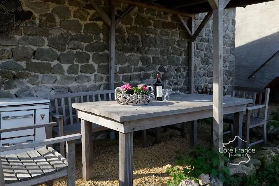 Maison rénovée avec jardin et grange en pierre en Dordogne à vendre 
