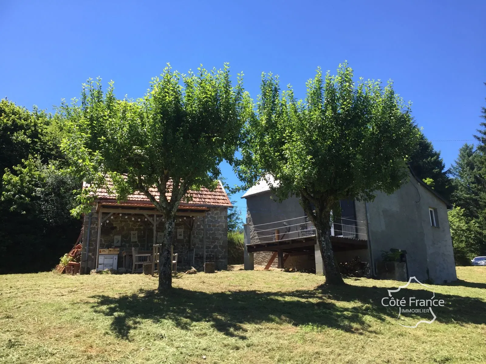 Maison rénovée avec jardin et grange en pierre en Dordogne à vendre 