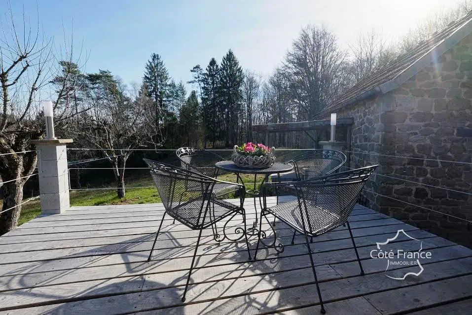 Maison rénovée avec jardin et grange en pierre en Dordogne à vendre 