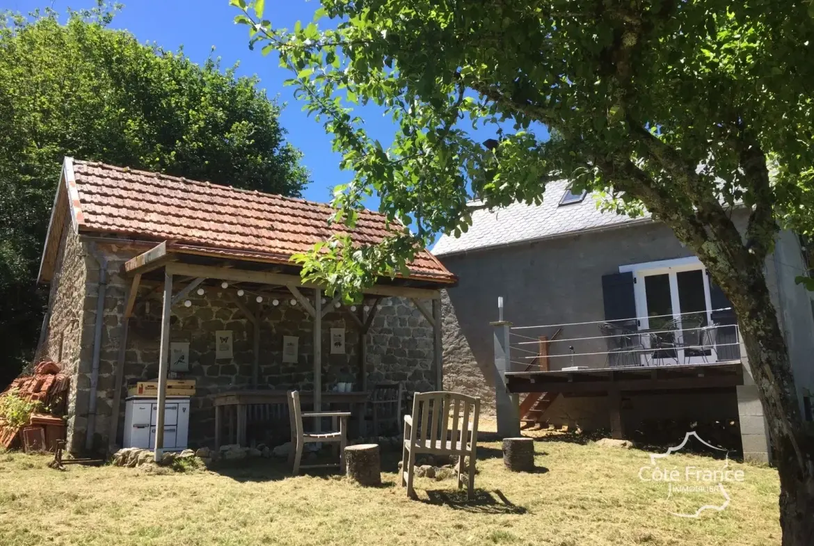Maison rénovée avec jardin et grange en pierre en Dordogne à vendre 