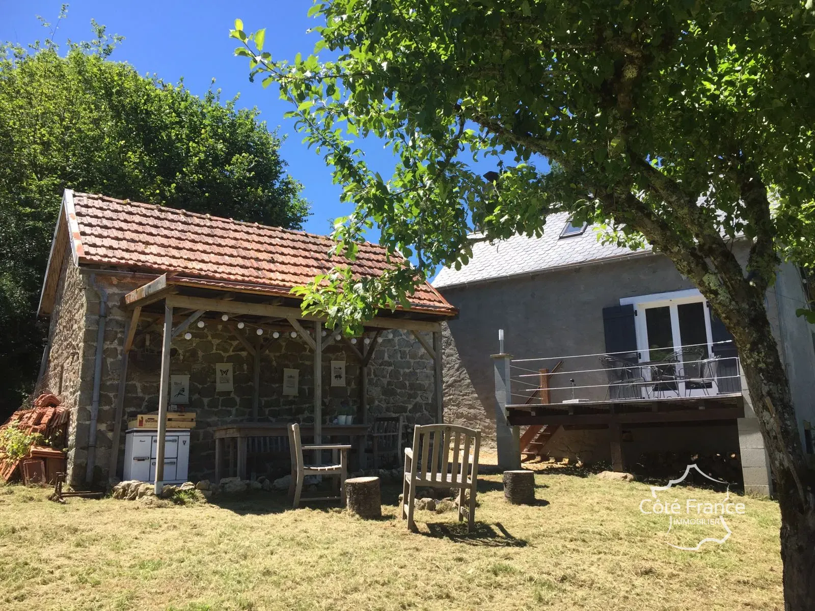 Maison rénovée avec jardin et grange en pierre en Dordogne à vendre 