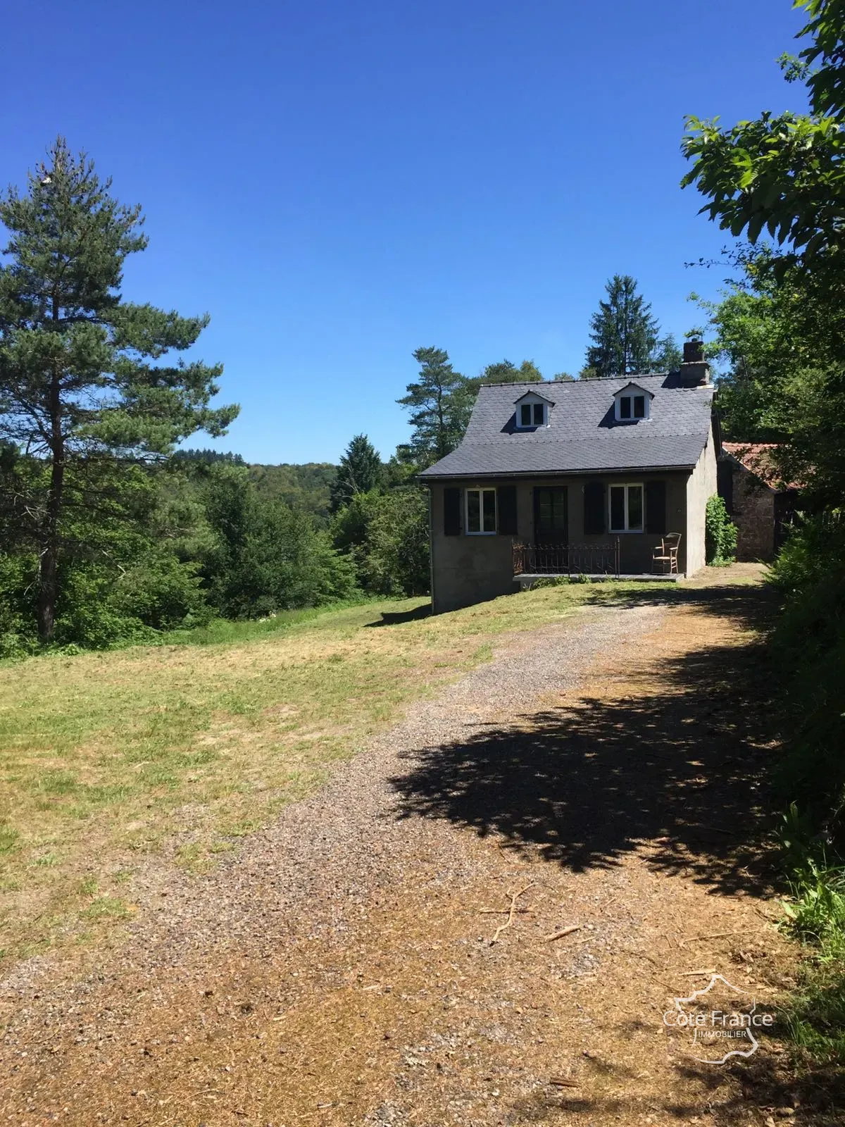 Maison rénovée avec jardin et grange en pierre en Dordogne à vendre 