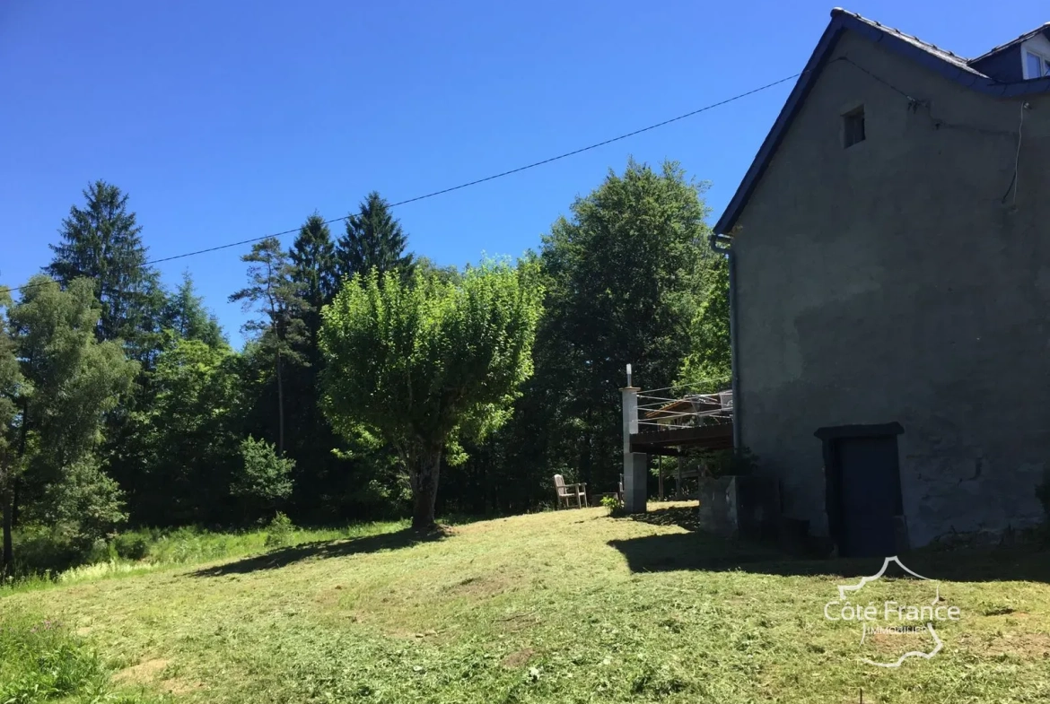 Maison rénovée avec jardin et grange en pierre en Dordogne à vendre 