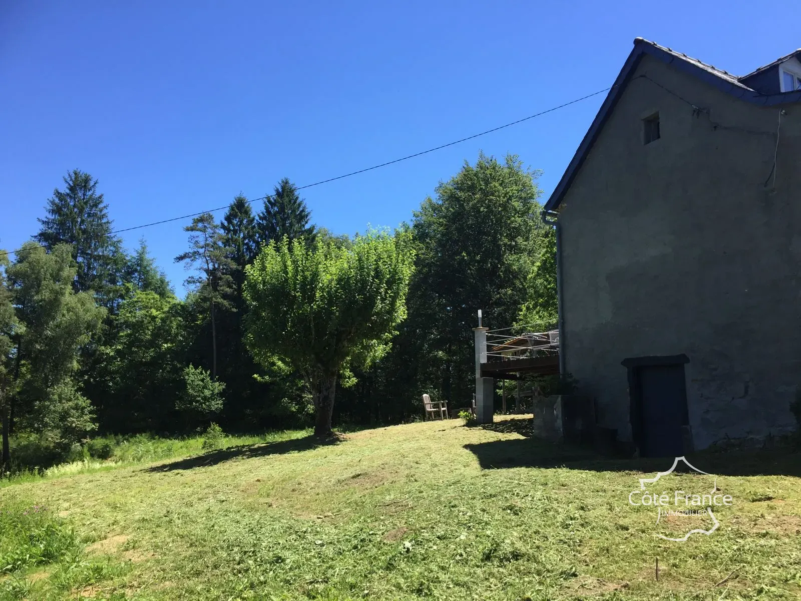 Maison rénovée avec jardin et grange en pierre en Dordogne à vendre 