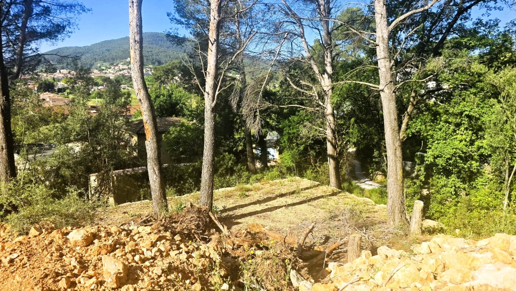 Terrain constructible de 757 m² à Cuers proche commodités