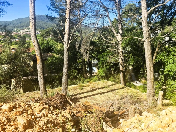Terrain constructible de 757 m² à Cuers proche commodités
