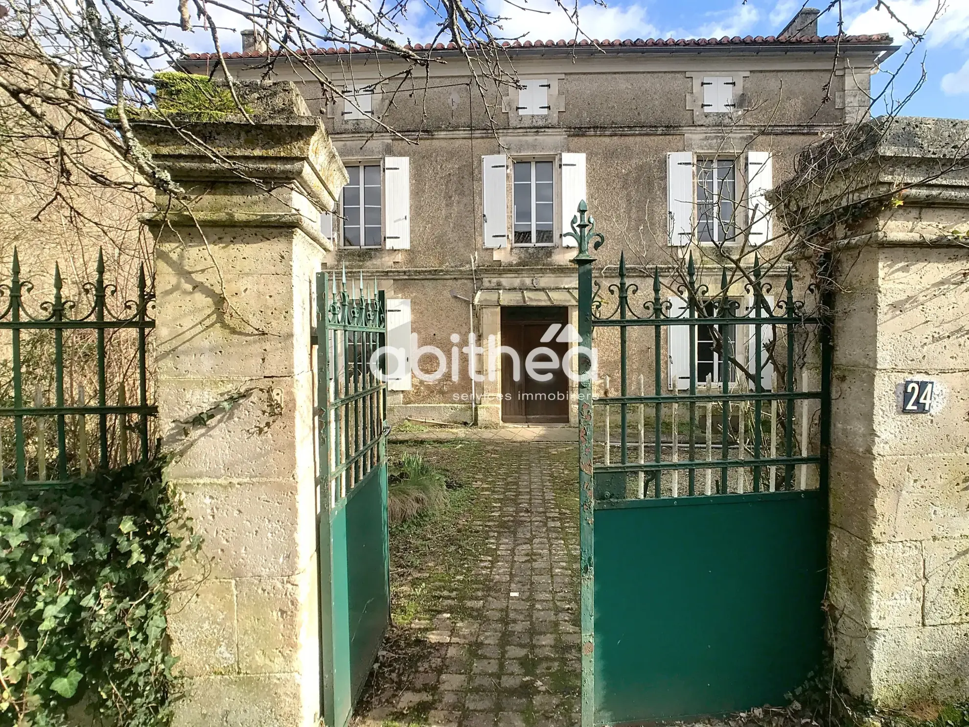 Charmante maison charentaise à rénover à Dirac - 180 m² avec dépendances 