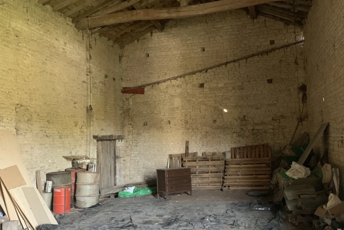 Maison à rénover de 100 m² avec dépendances sur 3000 m² à Cresse 
