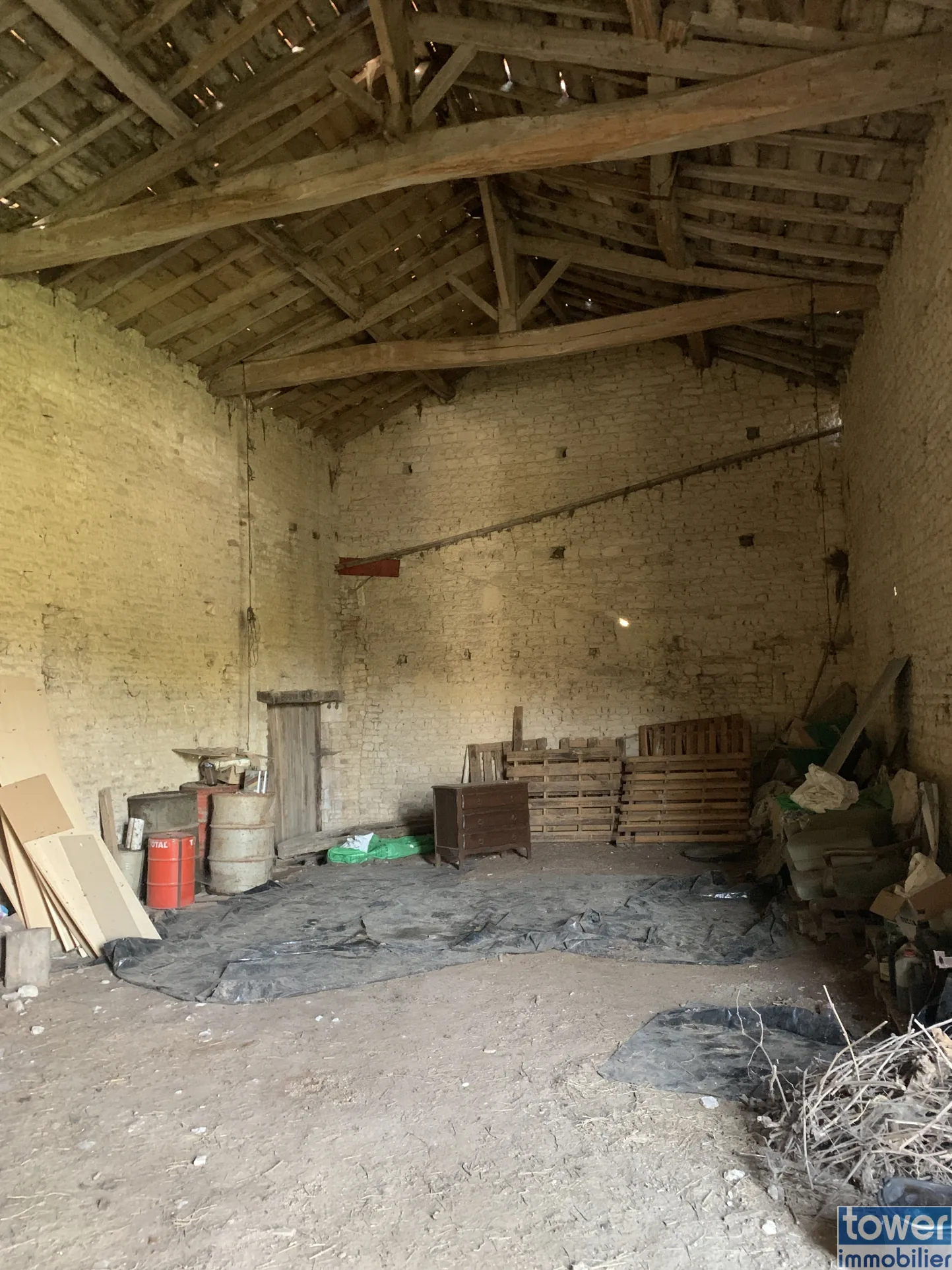 Maison à rénover de 100 m² avec dépendances sur 3000 m² à Cresse 