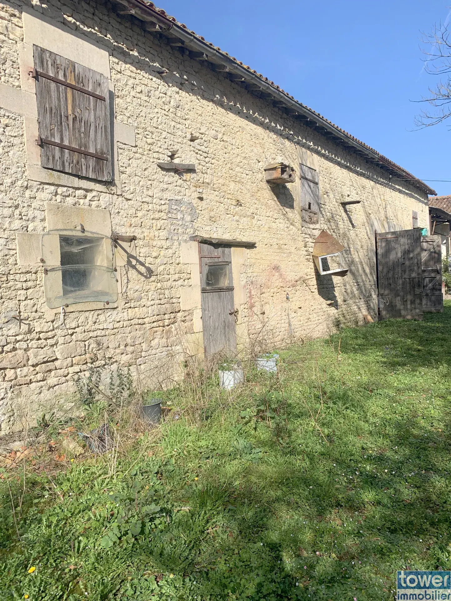 Maison à rénover de 100 m² avec dépendances sur 3000 m² à Cresse 