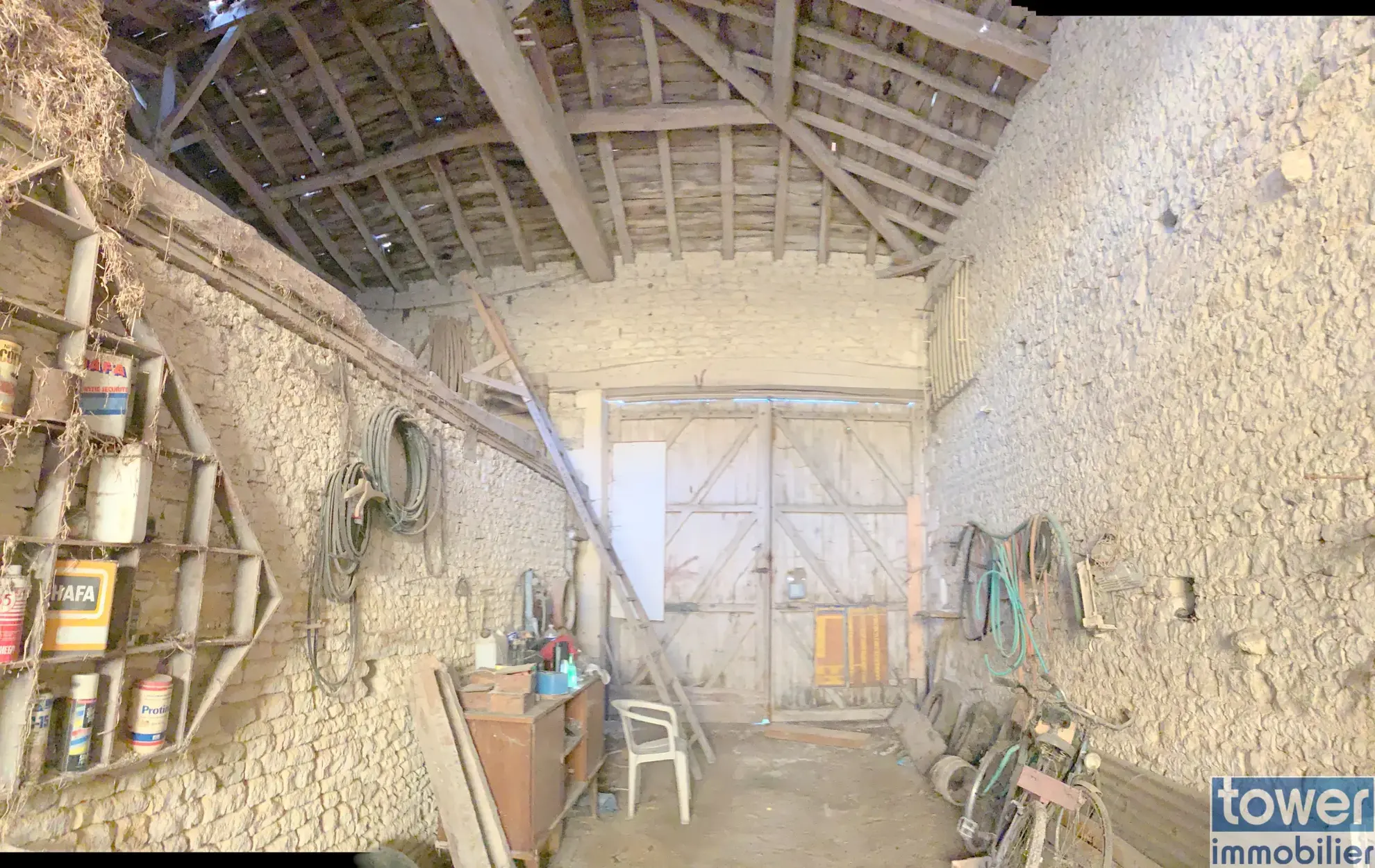 Maison à rénover de 100 m² avec dépendances sur 3000 m² à Cresse 