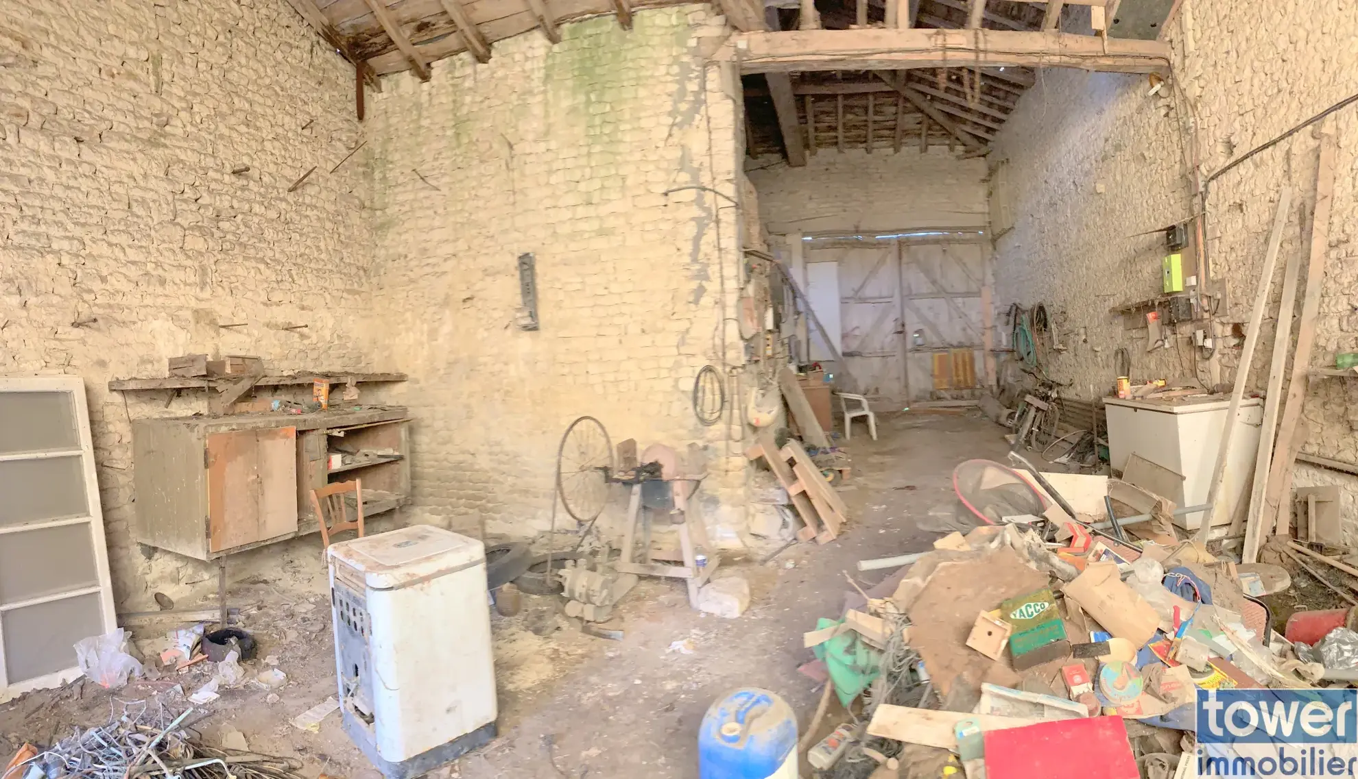 Maison à rénover de 100 m² avec dépendances sur 3000 m² à Cresse 