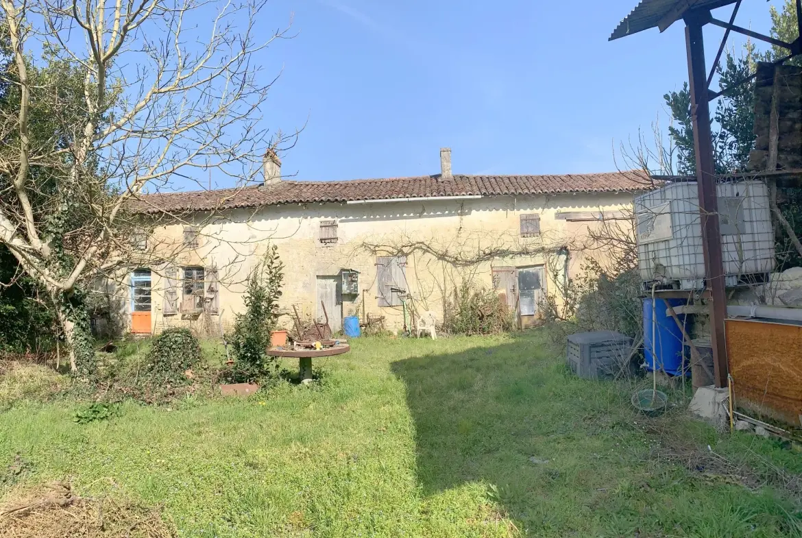 Maison à rénover de 100 m² avec dépendances sur 3000 m² à Cresse 