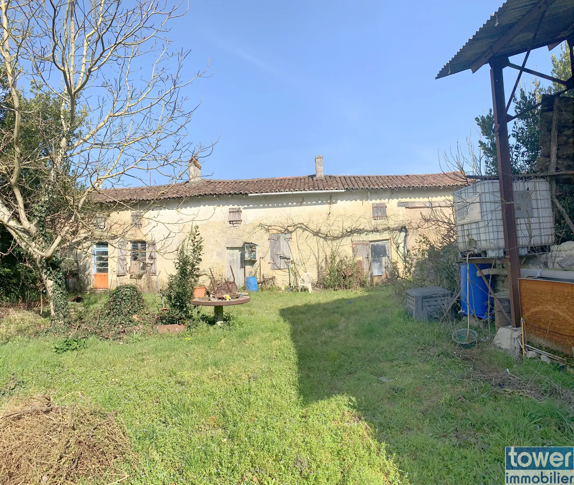 Maison à rénover de 100 m² avec dépendances sur 3000 m² à Cresse 