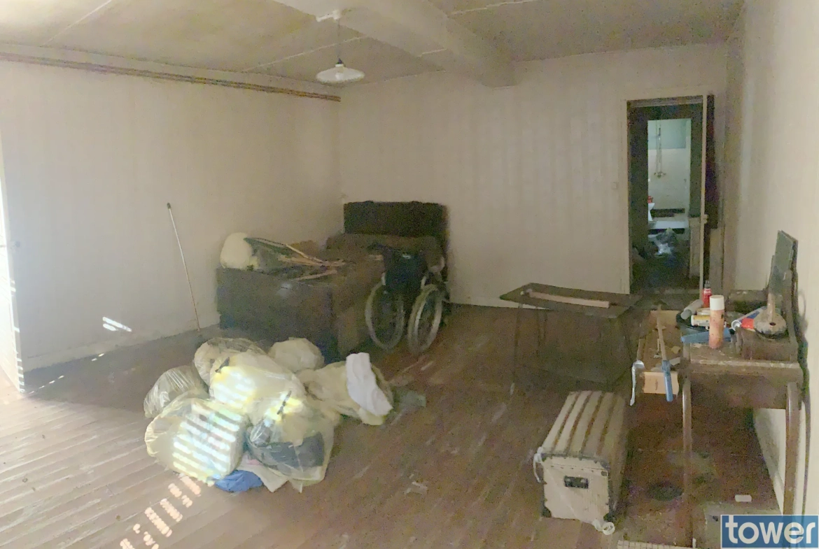 Maison à rénover de 100 m² avec dépendances sur 3000 m² à Cresse 