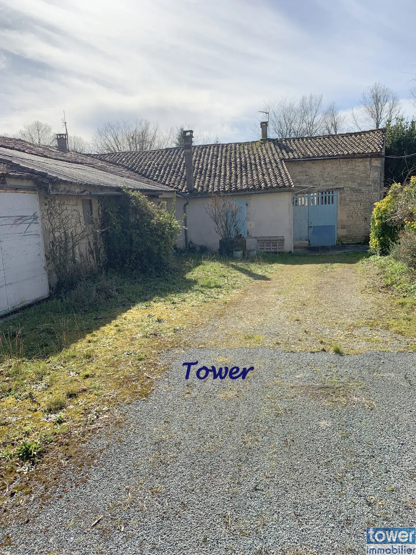Maison à rénover de 100 m² avec dépendances sur 3000 m² à Cresse 
