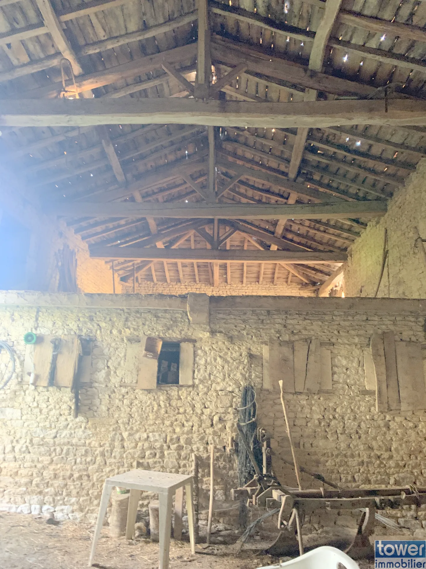 Maison à rénover de 100 m² avec dépendances sur 3000 m² à Cresse 