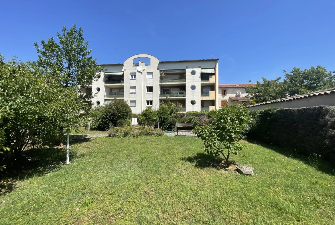 Appartement T3 à Craponne Centre avec balcon, cave et garage, idéalement situé 