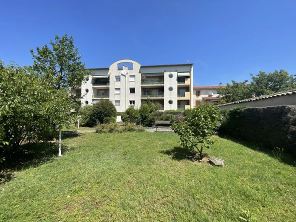 Appartement T3 à Craponne Centre avec balcon, cave et garage, idéalement situé