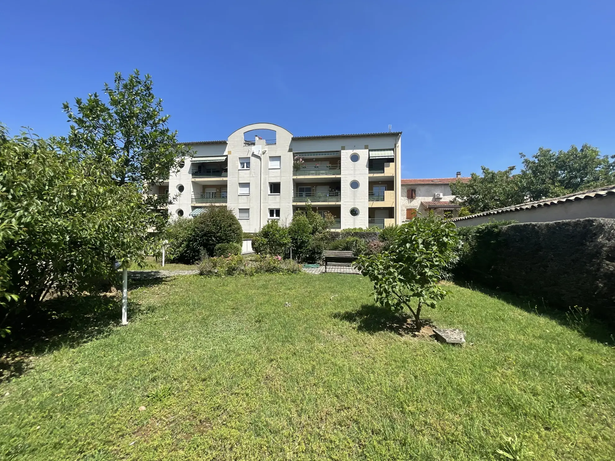 Appartement T3 à Craponne Centre avec balcon, cave et garage, idéalement situé 