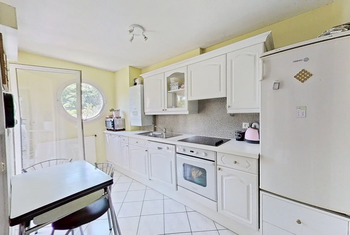 Appartement T3 à Craponne Centre avec balcon, cave et garage, idéalement situé 