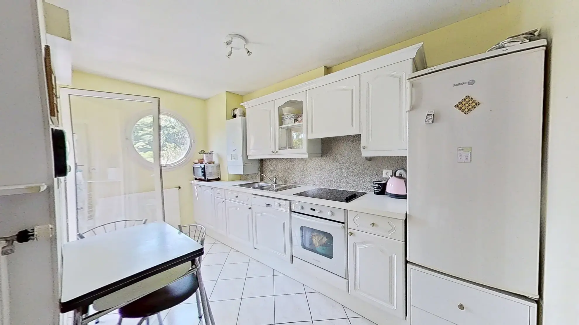 Appartement T3 à Craponne Centre avec balcon, cave et garage, idéalement situé 
