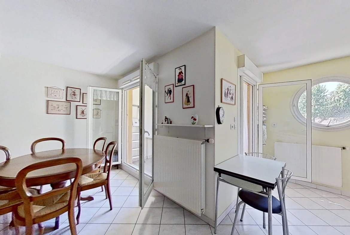 Appartement T3 à Craponne Centre avec balcon, cave et garage, idéalement situé 