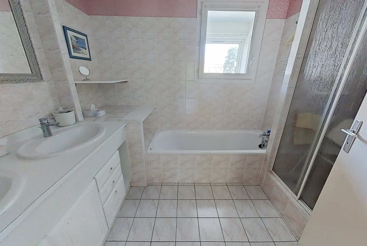 Appartement T3 à Craponne Centre avec balcon, cave et garage, idéalement situé 