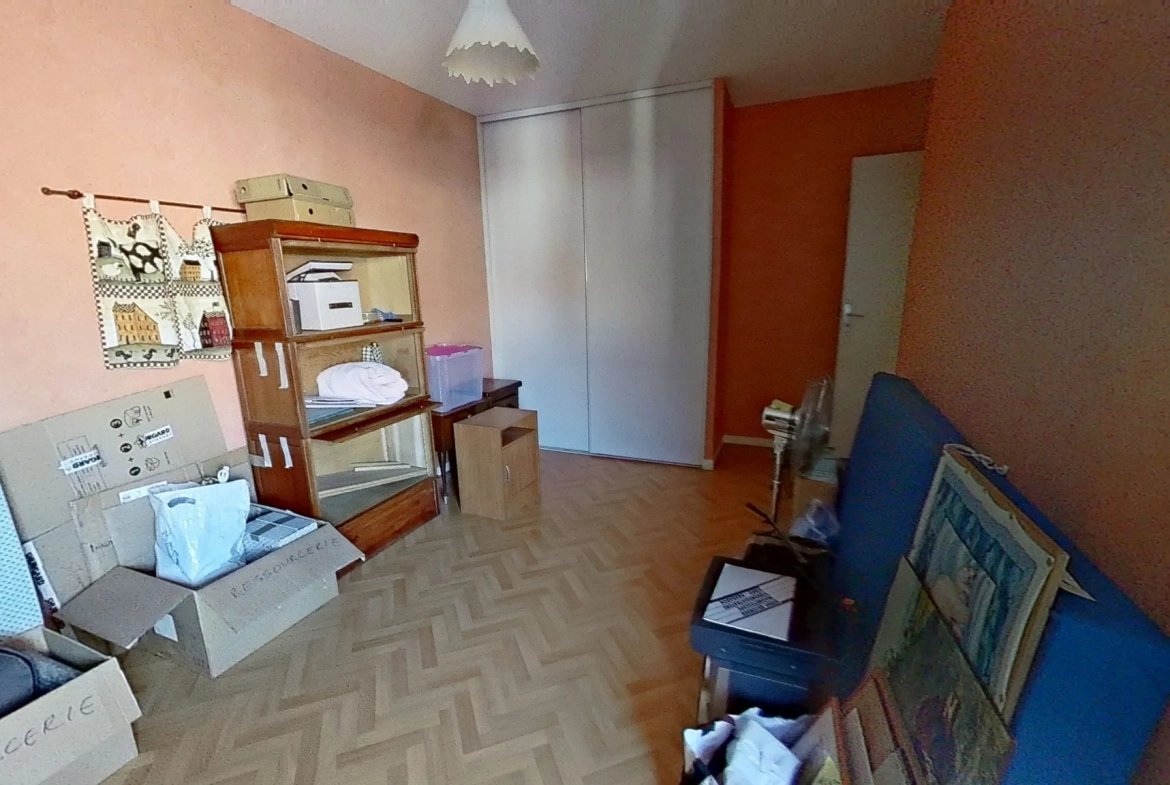 Appartement T3 à Craponne Centre avec balcon, cave et garage, idéalement situé 