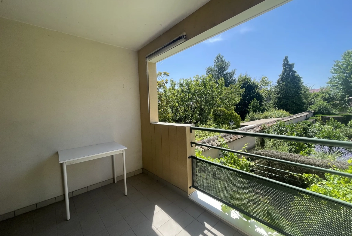 Appartement T3 à Craponne Centre avec balcon, cave et garage, idéalement situé 