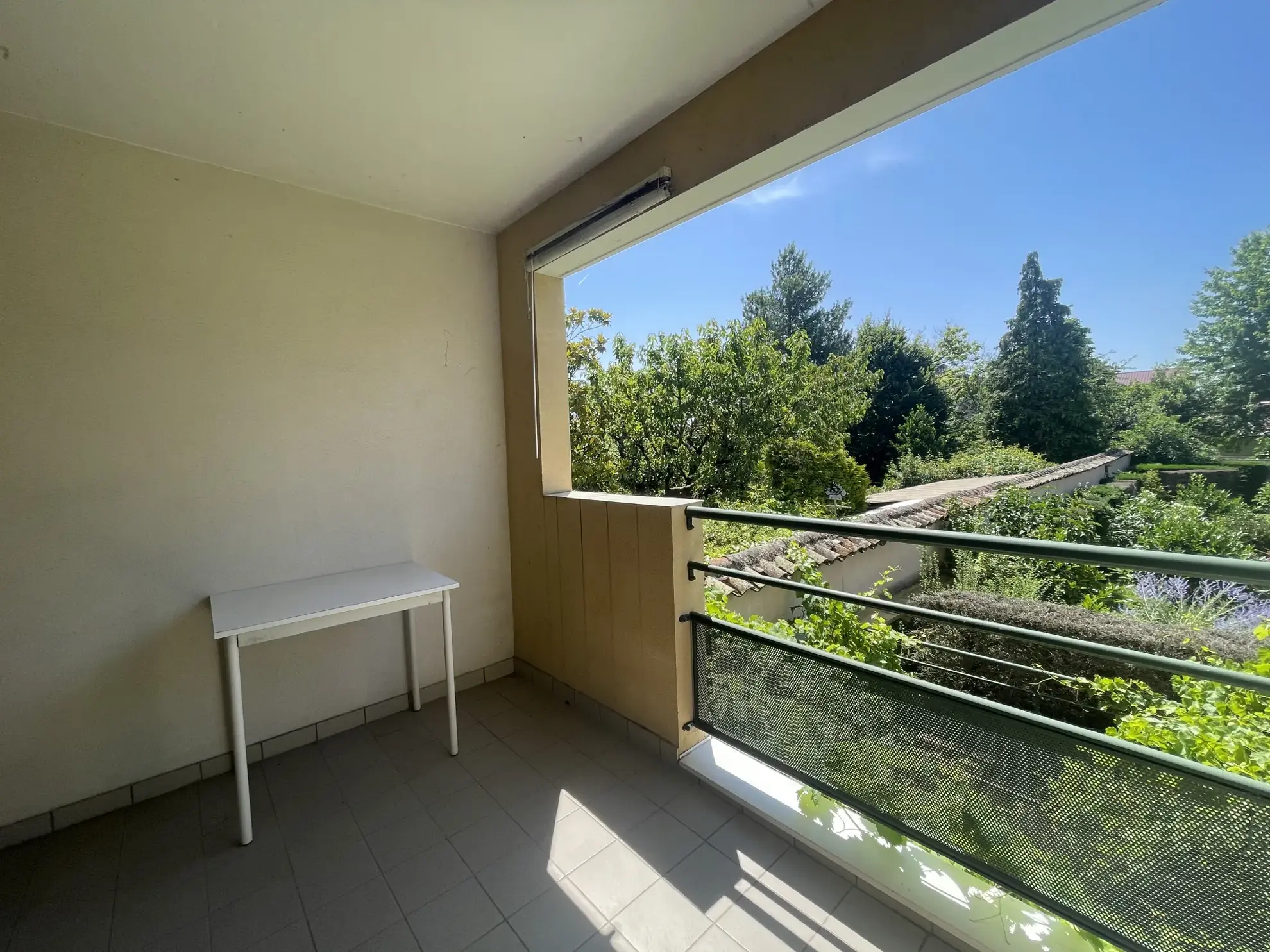 Appartement T3 à Craponne Centre avec balcon, cave et garage, idéalement situé 