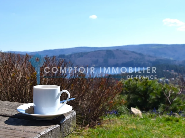 Villa de 90 m² avec vue imprenable sur le lac d'Issarlès en Ardèche à vendre