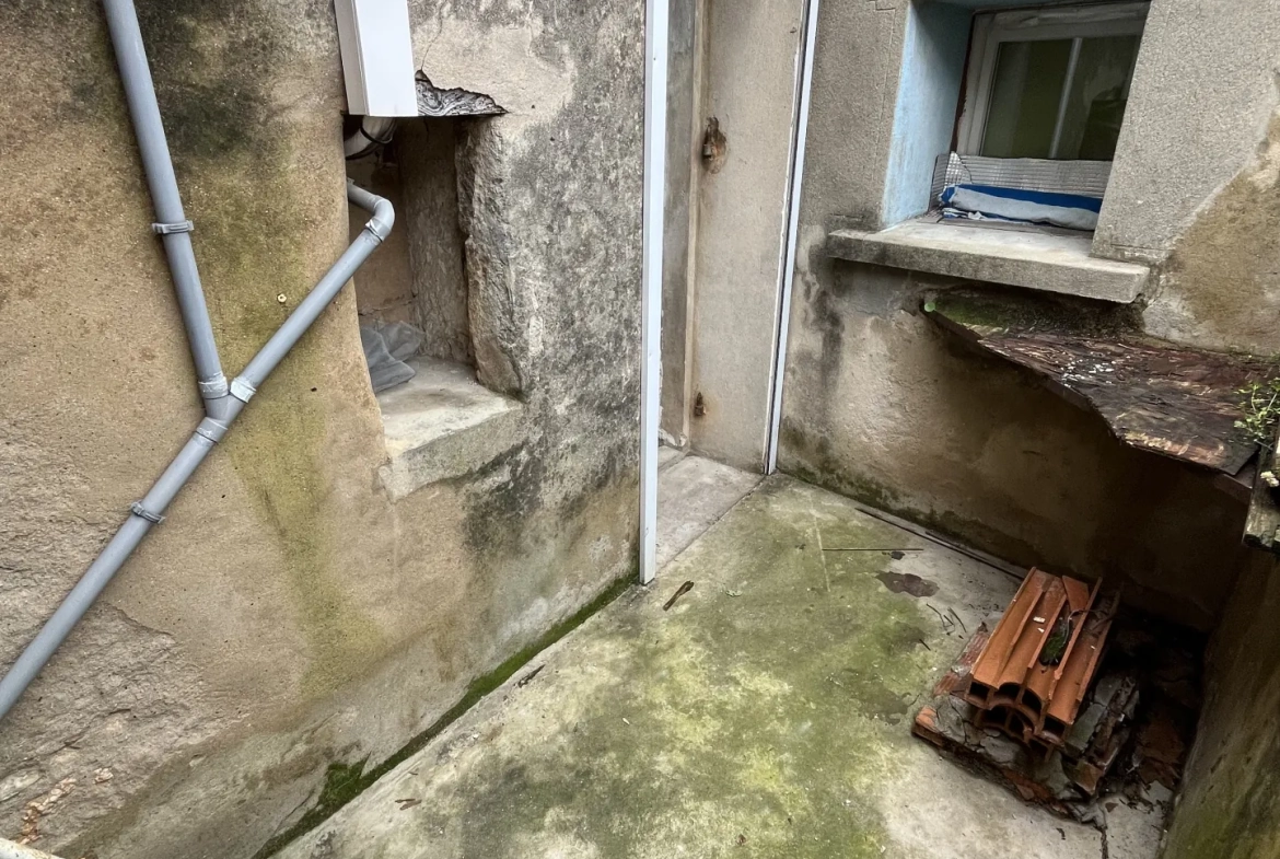 Maison de village à rénover à Gignac avec caves et terrasse - 95 m² 