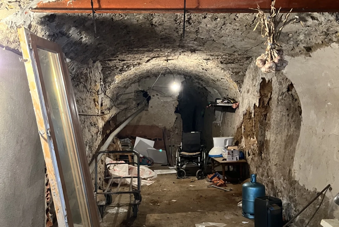Maison de village à rénover à Gignac avec caves et terrasse - 95 m² 