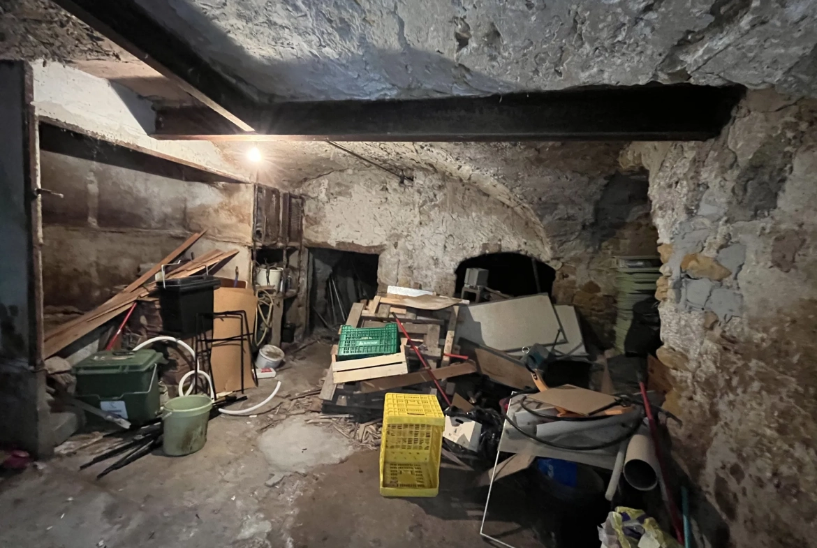 Maison de village à rénover à Gignac avec caves et terrasse - 95 m² 