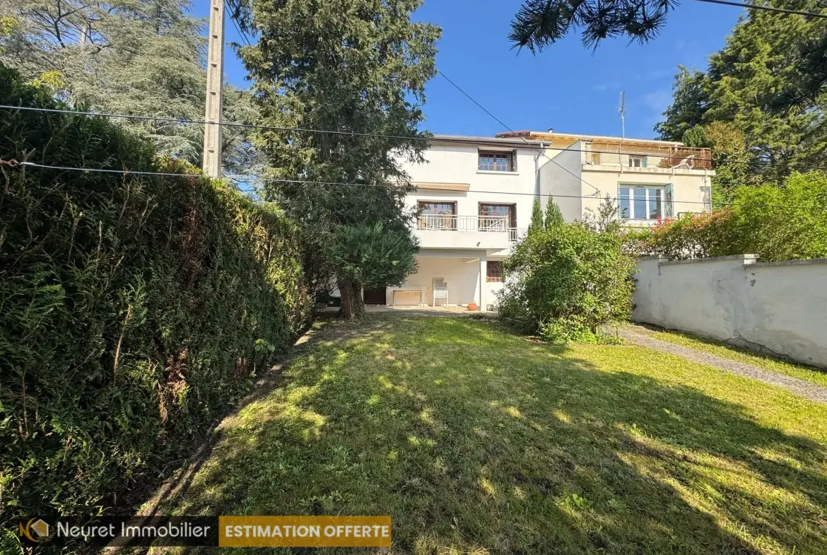 Maison ancienne de 125 m² avec jardin et garage à Saint-Étienne 