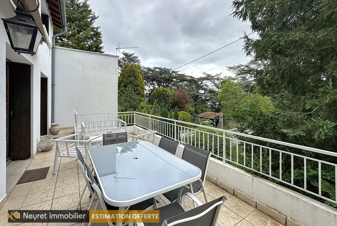 Maison ancienne de 125 m² avec jardin et garage à Saint-Étienne 
