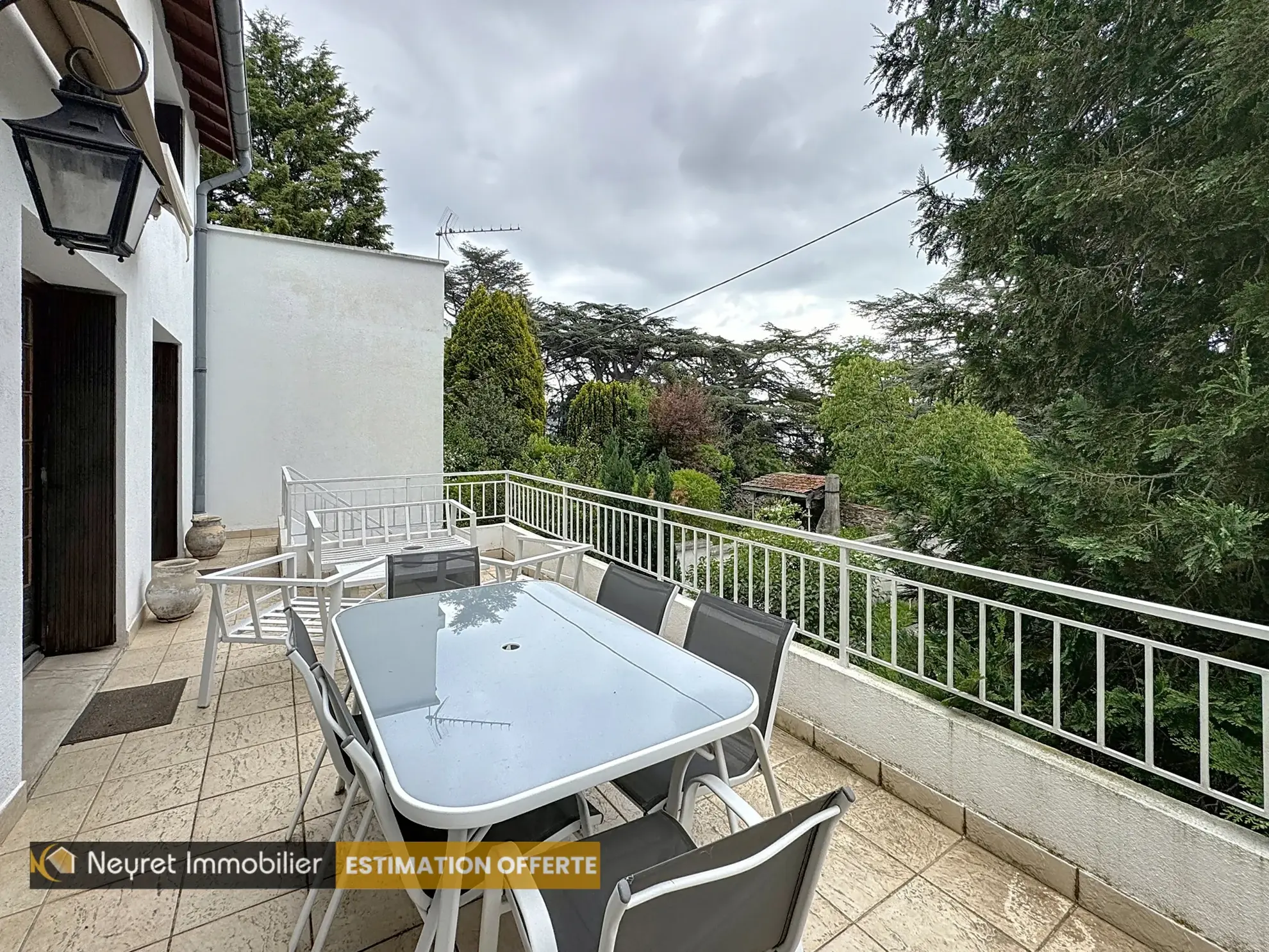 Maison ancienne de 125 m² avec jardin et garage à Saint-Étienne 