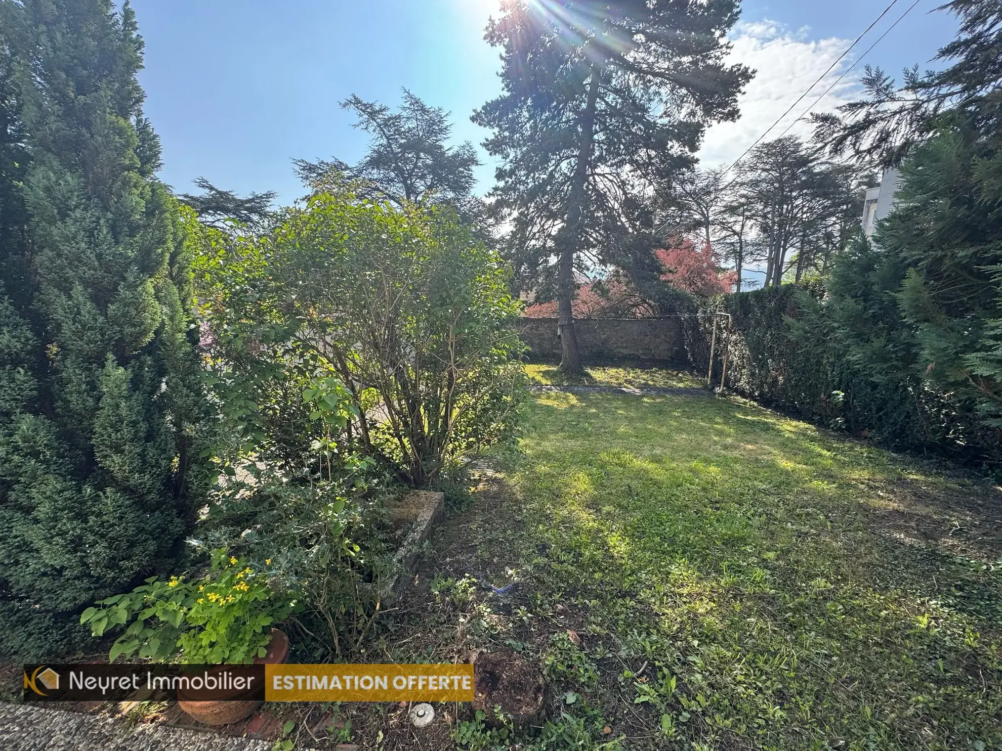 Maison ancienne de 125 m² avec jardin et garage à Saint-Étienne 