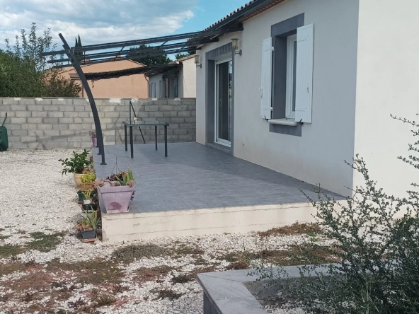 Maison récente de 66 m² avec 2 chambres, garage et terrain piscinable proche de Nîmes