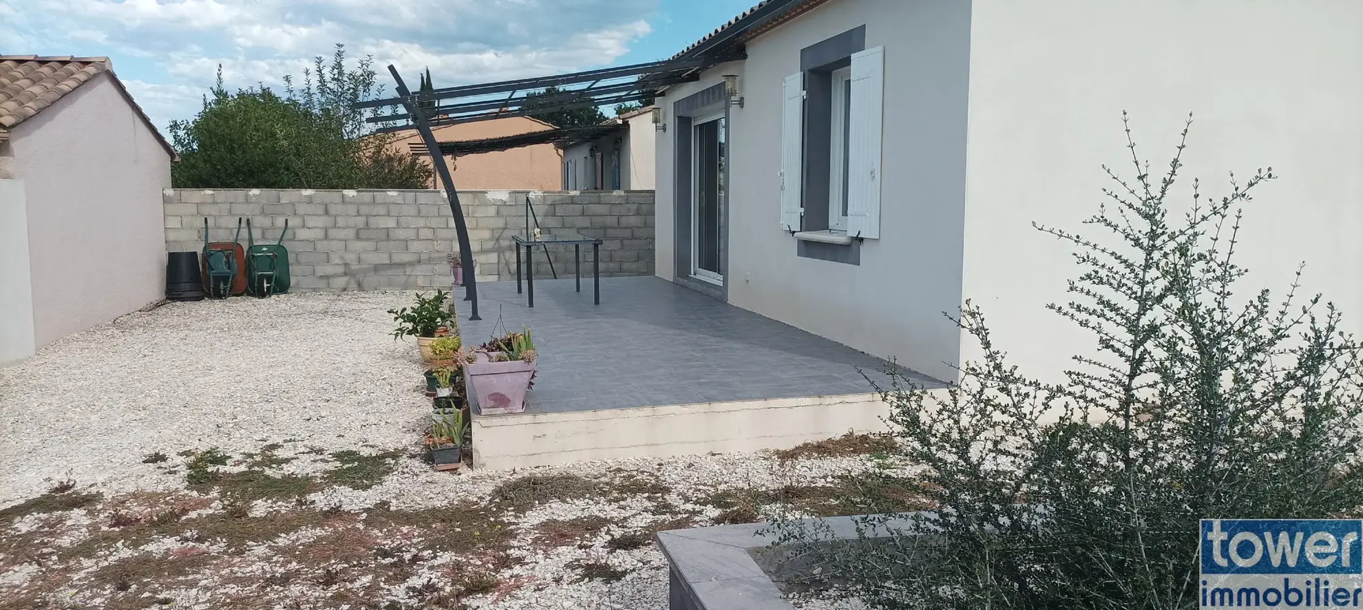 Maison récente de 66 m² avec 2 chambres, garage et terrain piscinable proche de Nîmes 